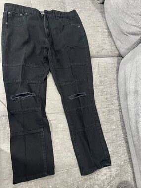 Gray earth Men's Black Straight Jeans with Knee Rip Detailing. N11